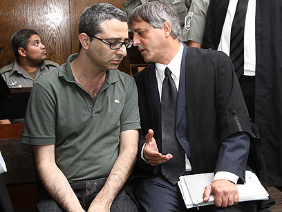 Gur Finkelstein, left, with his attorney (Photo: Ohad Zwigenberg)